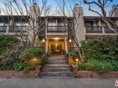 2216 S Bentley Ave APT 11