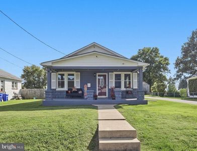 906 E F St