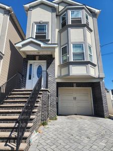 25 Amity St