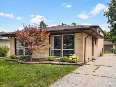 Property at 851 Long Rd, Glenview, IL