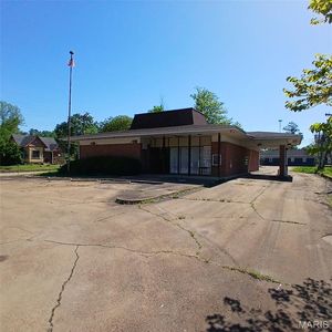 122 N Main St