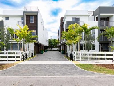 700 NE 14th Avenue #206