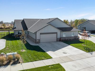 896 N Cloverleaf St