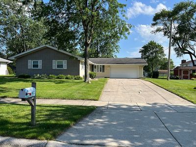 Property at 111 Sherwood Dr, Crown Point, IN
