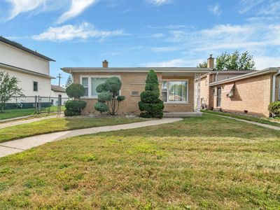 8844 S Francisco Ave