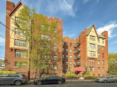 5 Pomona Ave #2B