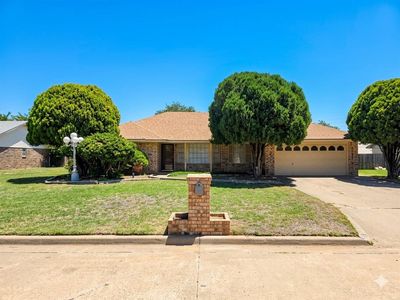 Property at 808 Cambridge Dr, Altus, OK