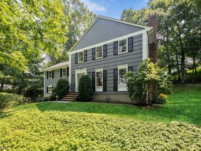 8 KNOLLWOOD DRIVE