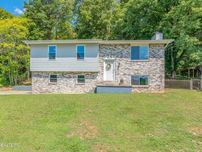 5704 Wooded Acres Dr