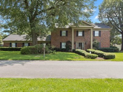 8 Elmwood Cir
