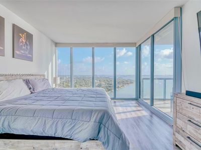 601 NE 36th St APT 2707