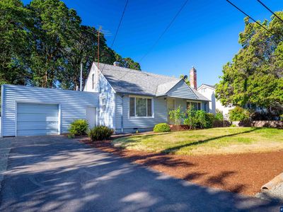 1060 Albert Dr SE