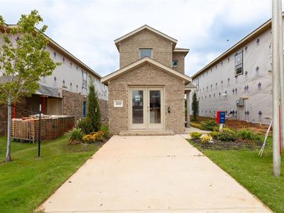 2039 Delphine Dr