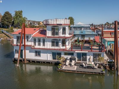 584 N Tomahawk Island Dr