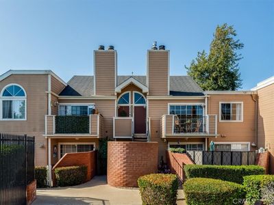 2422 Village Grn