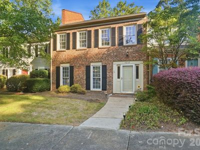 4218 Woodglen Ln