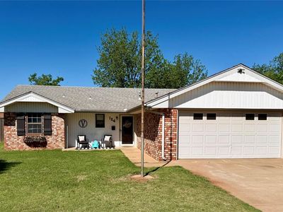 Property at 124 Rawlings Dr, Clinton, OK