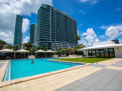 600 NE 36th St APT 720