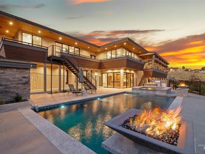 146 W Skylark Dr