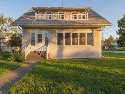 216 Center St W