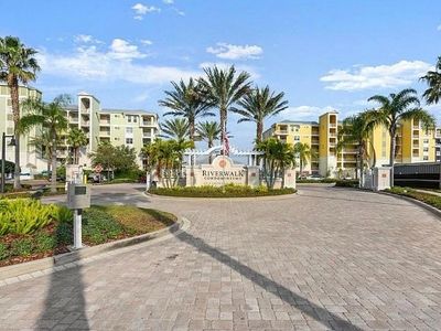 2 Riverwalk Dr #402