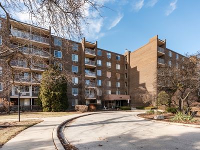 225 S Rohlwing Rd Unit 615