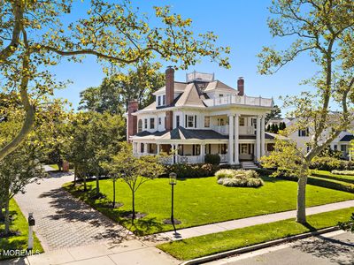 212 Crescent Parkway