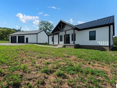 812 White Ln