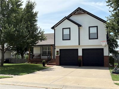 906 SW Bobcat St