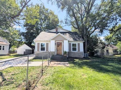 218 E Meadow Lawn St