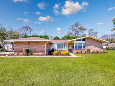 402 Colonial Circle