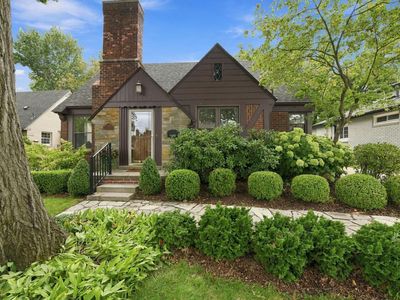 Property at 1595 Ford Ct, Grosse Pointe Woods, MI