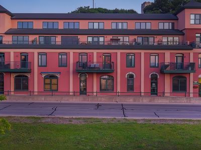 103 N Lakeshore Blvd
