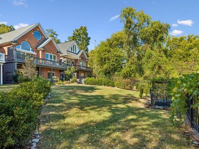 35 Lakeshore Ct
