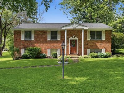 208 Parkwood Cir