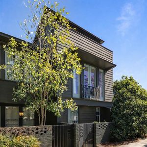 2053 Manchester St NE