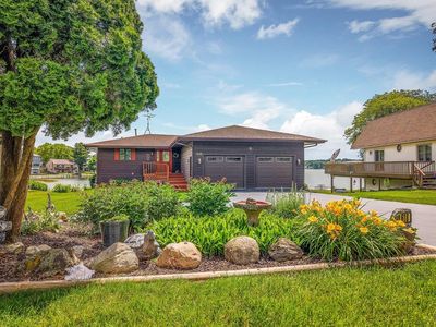 618 Candlewick Dr NE