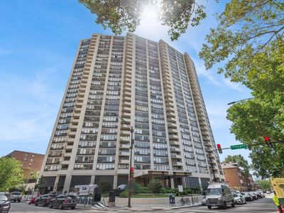 3930 N Pine Grove Ave APT 2304