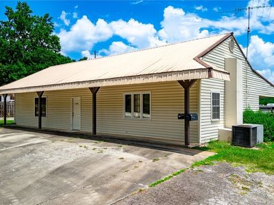 231 Lakeshore Dr
