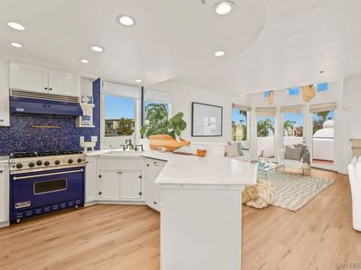 5437 La Jolla Blvd