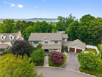 2 Castle Hill Close