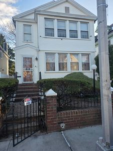 27-27 Gillmore St