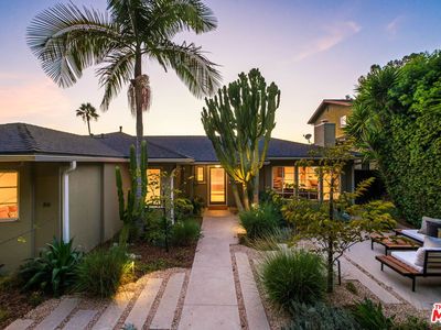2111 Hollyvista Ave