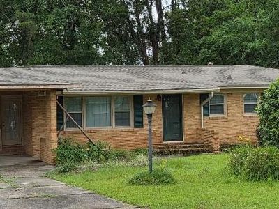1207 Thomwal St