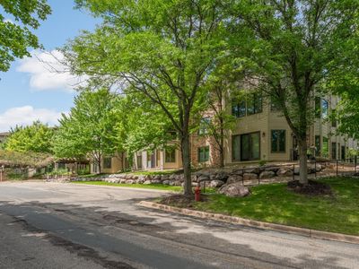 5985 Rowland Rd APT 302