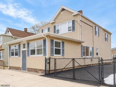 27 Honiss St