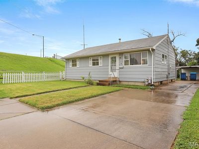 2 Briarcliff Dr