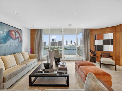 3201 NE 183rd St APT 906