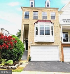 7843 Locust Leaf Ln