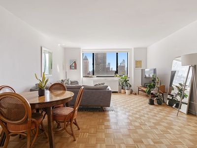 30 W 61st St APT 25B